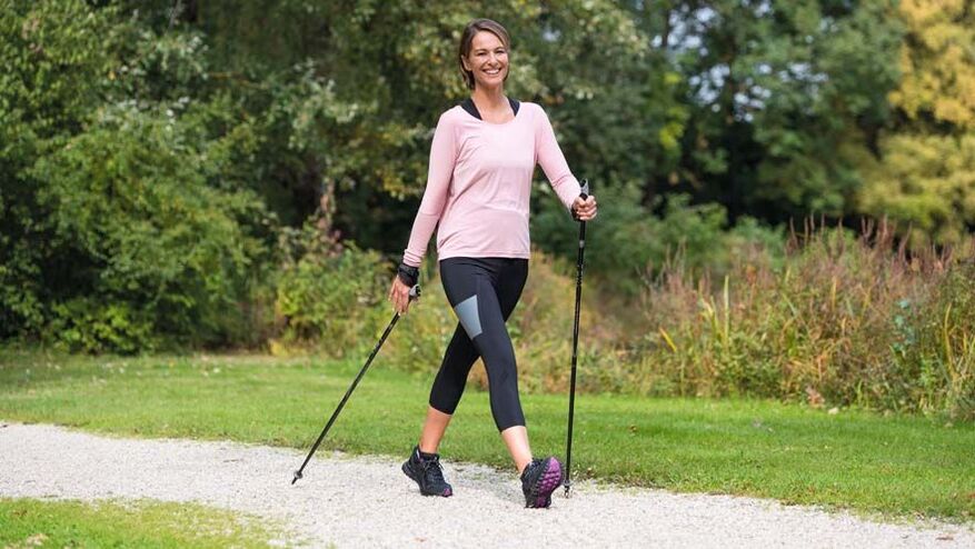жена е заета с ходене, за да предотврати болки в гърба