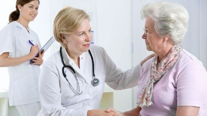 Лекарят дава на пациента препоръки за лечение на артроза
