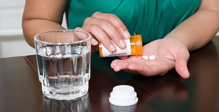 приемане на хапчета за облекчаване на болки в долната част на гърба